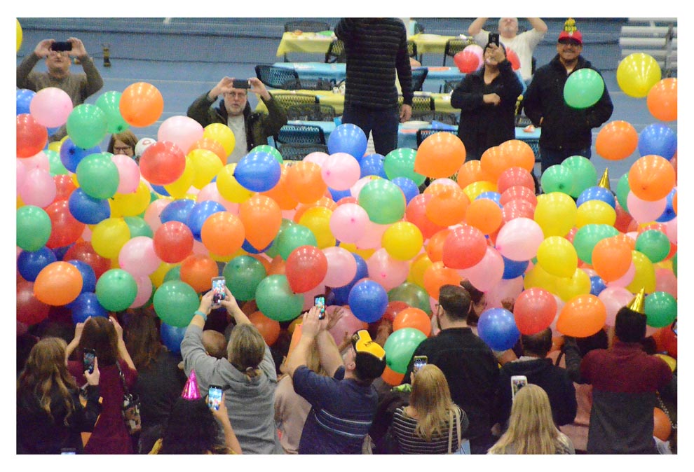 New Year's balloon drop in Aurora – The Voice